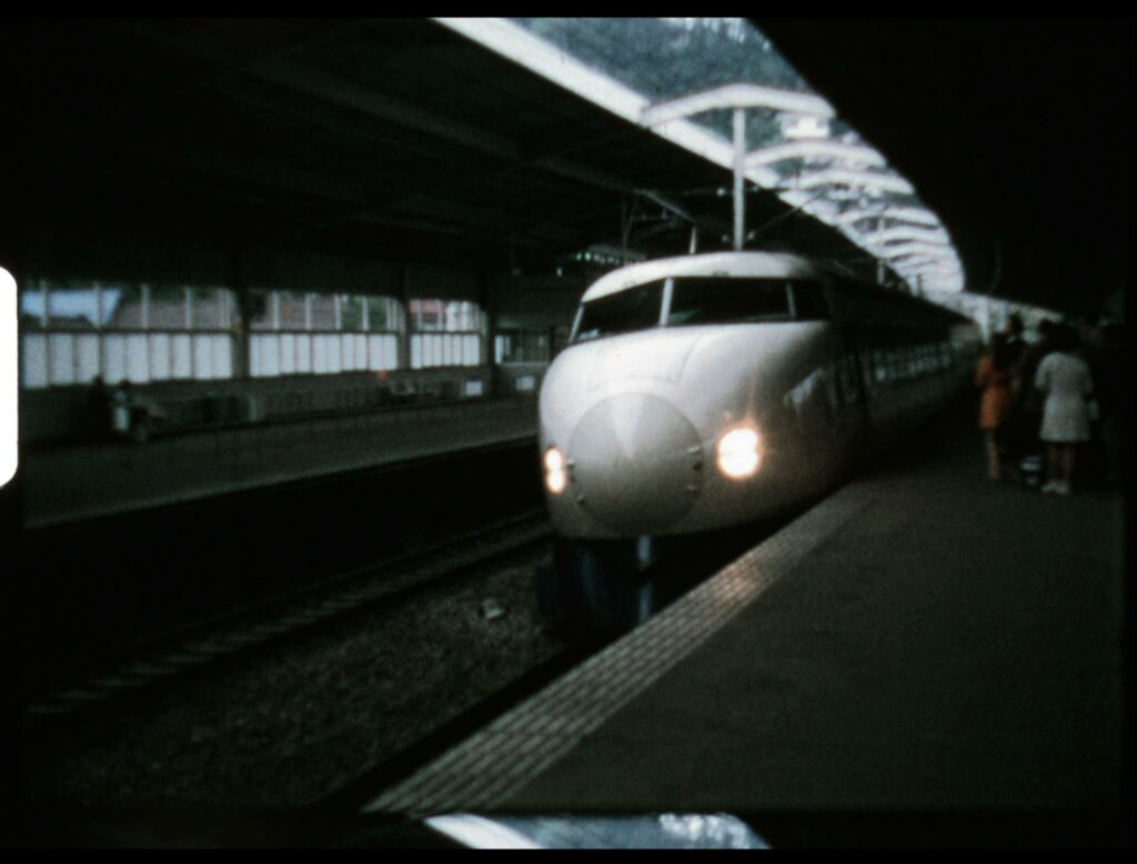 Le premier tronçon du Shinkansen, sur le Tōkaidō entre Tokyo et Shin-Osaka