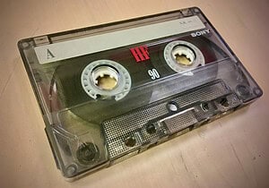 Cassette audio vintage Sony HF 90 pour enregistrement et lecture.