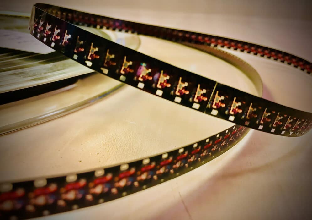 Bande de film Super 8 et sa boite